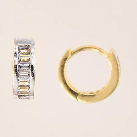 Ett par örhängen creoler med vita stenar, Ø8mm, bredd: 3,7mm, vitguldsdetaljer, 18K  Vikt: 2,2 g