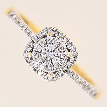 Ring med diamanter ca 57 x 0,005ct, stl: 17, bredd: 2,2-7,6mm, GHA, 18K  Vikt: 3,1 g