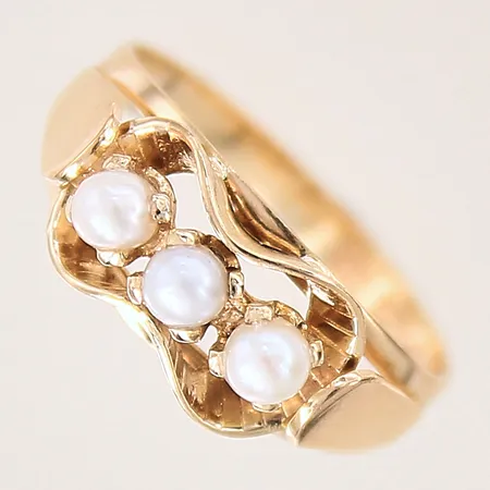Ring med odlade pärlor, stl 17¼, bredd 2-7mm, 18K  Vikt: 2,9 g