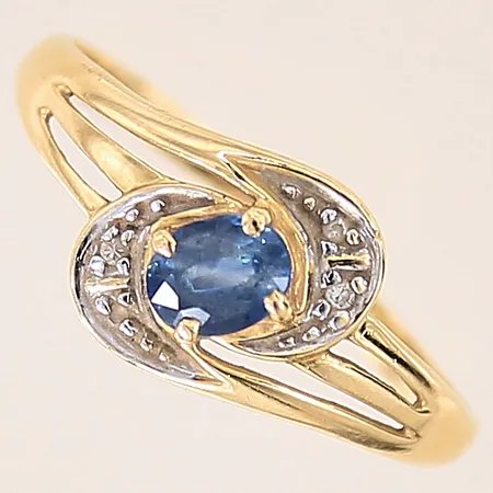 Ring med diamanter 2 x ca 0,005ct samt blå sten, troligen syntetisk safir, stl 17¾, bredd 2-9mm, bucklig, sten med slitage, 18K  Vikt: 1,8 g