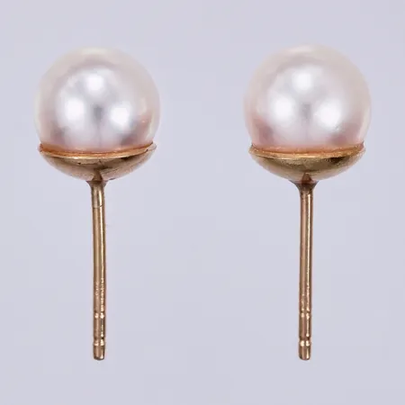 Ett par örhängen med odlade pärlor, Ø ca 6mm, stoppers saknas, 18K Vikt: 1,5 g