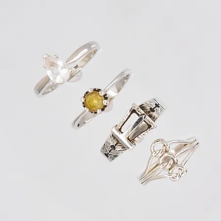 4 Ringar, stl 15¾-17¾, skev skena, silver  Vikt: 6,6 g