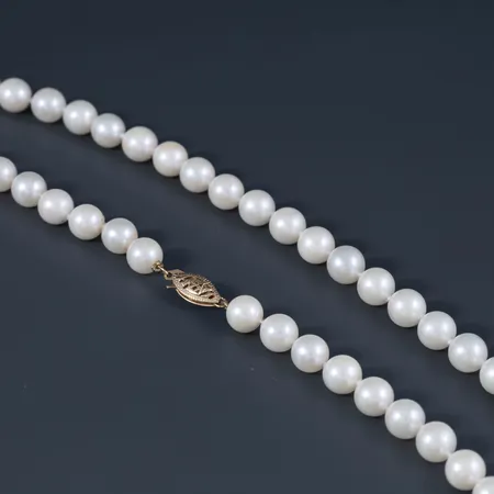 Colliér med vita sötvattenodlade pärlor Ø 7 mm. Lås i 14K guld. Det är 47 cm långt.  Vikt: 0 g