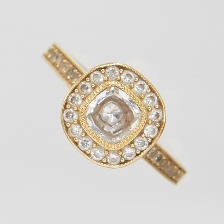 Ring, vita stenar, Ø17¼, bredd:1,5-10mm, smärre bucklor, 18K Vikt: 4,3 g