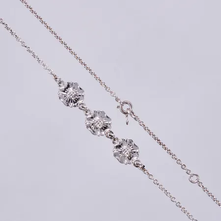 Collier med blomma, längd: ca 45cm, bredd: ca 1-9mm, defekt lås, 925/1000 silver Vikt: 5,1 g