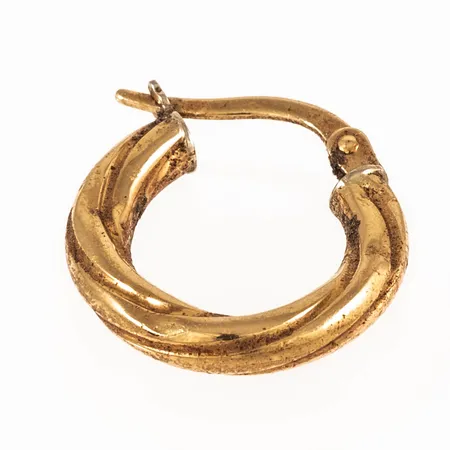 En udda defekt creol i 18K guld. Vikt: 0,8g. 