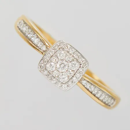 Ring, diamanter 1xca0,02ct + 4xca0,01ct + 42xca0,005ct, Ø17½, bredd:1,5-6mm, GHA, 18K Vikt: 2,2 g