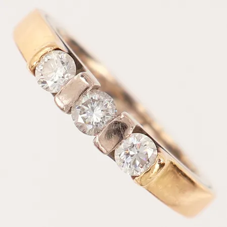 Ring med briljantslipade diamanter totalt 0,50ctv enligt gravyr, stl: 17½, bredd 2-3mm, tvåfärgat 18K.  Vikt: 6 g