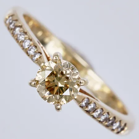 Ring med diamanter ca totalt 0,64ct, fancy color-guld/brun, Si, graverad, 14K  Vikt: 2,7 g