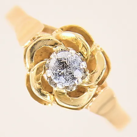 Ring blomdekor med vit sten, stl: 19, bredd: 2,4-10mm, 18K  Vikt: 3,1 g