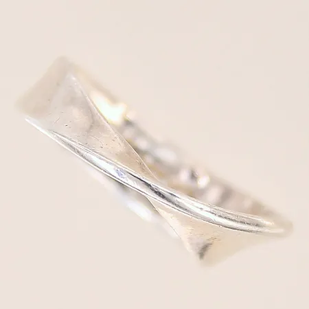 Ring, Vivianna Torun Bülow-Hübe för Georg Jensen, modell 148B, stl 15¾, bredd 3-5mm, något repig, silver 925/1000 Vikt: 4,1 g