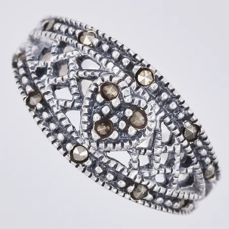 Ring med markasiter, stl. 18¼, bredd: ca 4-10mm, 925/1000 silver Vikt: 3,4 g
