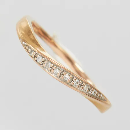 Ring, Ø17¾, bredd: 1,5-2,5mm, diamanter 8 x ca.0,005ct, 9K Vikt: 1,7 g