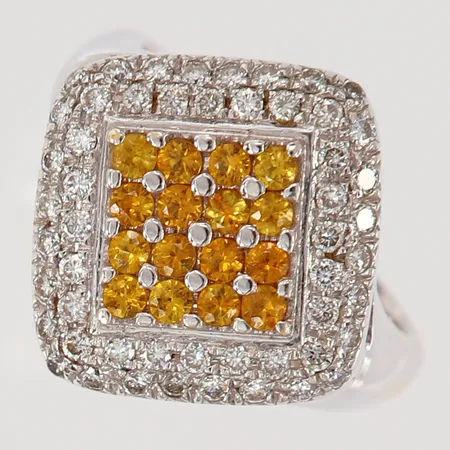 Ring med  gula safirer 16 x ca 0,03ct, samt briljantslipade diamanter 50 x 0,01ct, stl: 18¾, bredd 4-20mm, en diamant sitter löst, vitguld 18K.  Vikt: 14,2 g