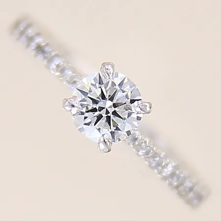 Ring med diamanter 1 x ca 0,50ct, kvalitet ca TCr(I)/VS-SI, stl 15½, bredd 1,5-5,1mm, skenans höjd 8,8mm, platina 950/1000