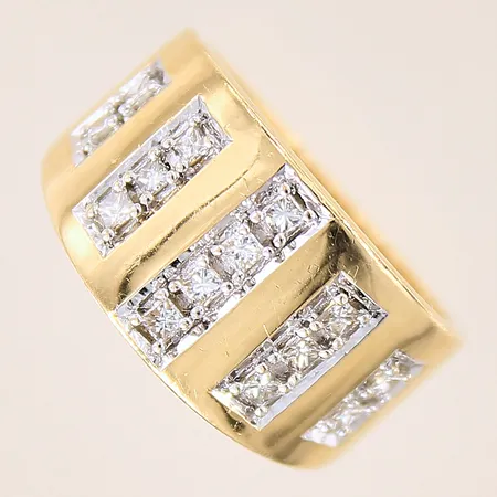 Ring med princesslipade diamanter 14 x ca 0,02ct, stl: 19½, bredd: 5,8-12mm, 18K  Vikt: 8,3 g