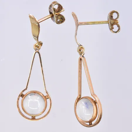 Ett par örhängen, längd 34 mm, bredd 10 mm, 18K. Vikt: 2,7 g