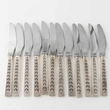 Bordsknivar 12st, längd ca 20 cm, modell Juvel, Norge, silver med fyllda skaft och rosfria missfärgade blad Vikt: 890 g