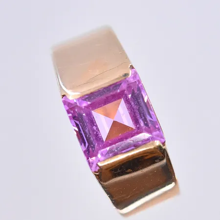 Ring med rosa sten, stl 16¼, bredd 4-7 mm, 18K. Vikt: 2,4 g