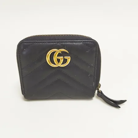 Plånbok, Gucci, GG Marmont 2.0 wallet, 10 x 12 x 2,5cm, modellnr: GU-474813/DRW1T, serienr: 474313-496334, kviltat läder, beslag i gulmetall med kraftigt färgbortfall,  övergripande kraftigt slitage, inga tillbehör.  Vikt: 0 g