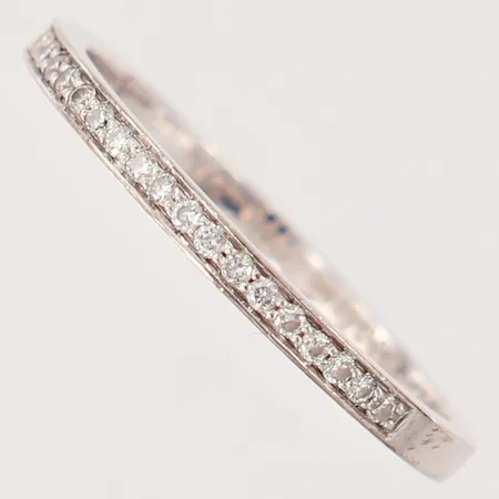 Ring med briljantslipade diamanter totalt 0,11ctv enligt gravyr, stl: 18¼, bredd 2mm, gravyr, vitguld 18K.  Vikt: 2,7 g