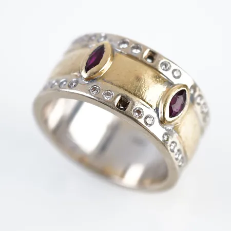 Ring m diamanter och röda stenar, stl 20(63), bredd 11mm, 18k, 2 stenar saknas Vikt: 21,1 g