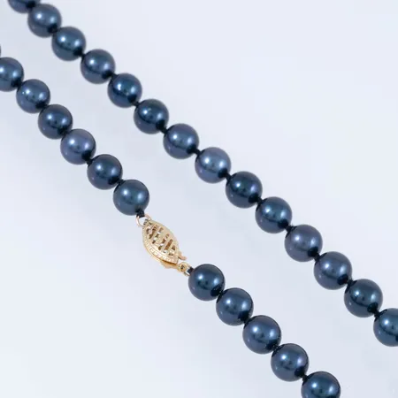 Colliér med svarta (färgade) sötvattenodlade pärlor Ø 7 mm. Lås i 14K guld. Det är 49 cm långt.  Vikt: 0 g