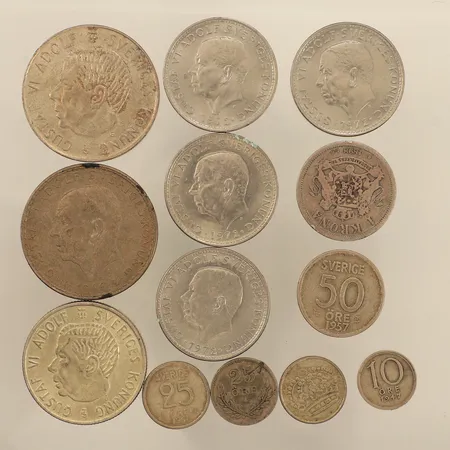 Nio mynt, olika valörer, silver minst 400/1000 70,2g, fyra mynt 5kr Koppar-Nickelpläterad nickel 38g, bruttovikt 108,2g