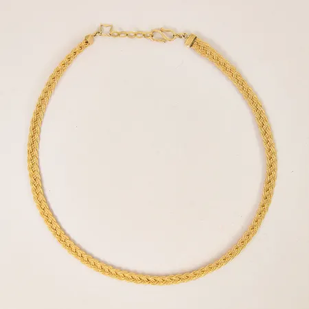 Collier flätad, halvstelt, längd: 44cm, bredd: 5,4mm, 18K  Vikt: 22,5 g