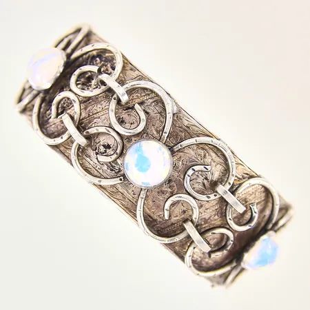 Armring med opaliter samt dekor, Ø61mm, bredd 26mm, England, Chester, år 1955, Smith & Pepper, saknar säkerhetskedja, mindre bucklor, något repig, stenar med nagg, silver 925/1000 Vikt: 53 g