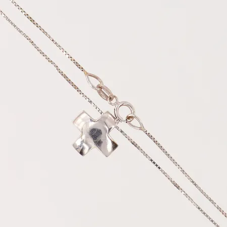 Collier med hänge kors, längd 41cm, bredd 0,6-10mm, vitguld 14K.  Vikt: 2,4 g