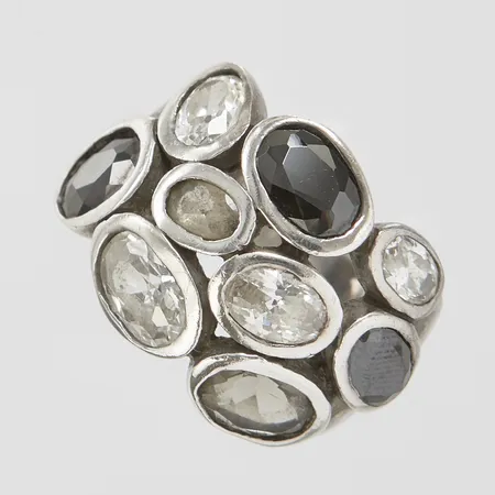Silverring, svarta, vita samt gråa stenar, Ø16¼, något skev, 925/1000 Vikt: 8 g