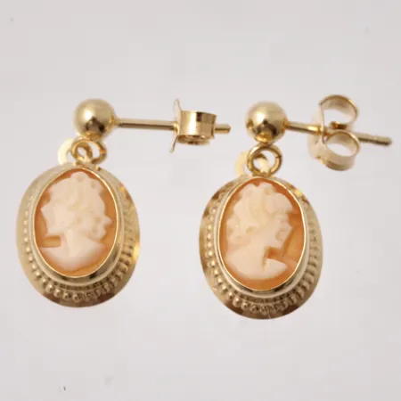 1par örhängen i 18K guld, mått 8,5x16,4mm, Camé, mått 5,8x7,7mm, vikt 1,3g.