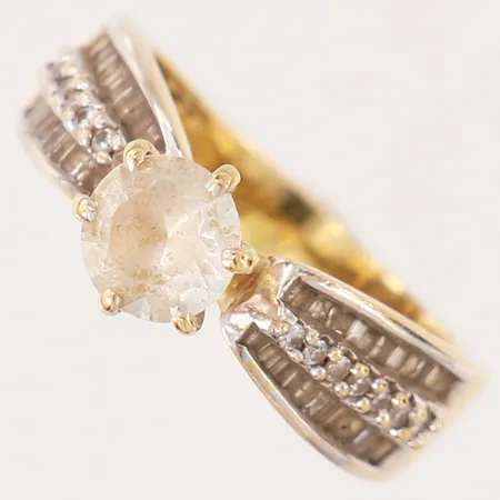 Ring med vita stenar, stl: 17¼, bredd 4-7mm, 14K.  Vikt: 5 g