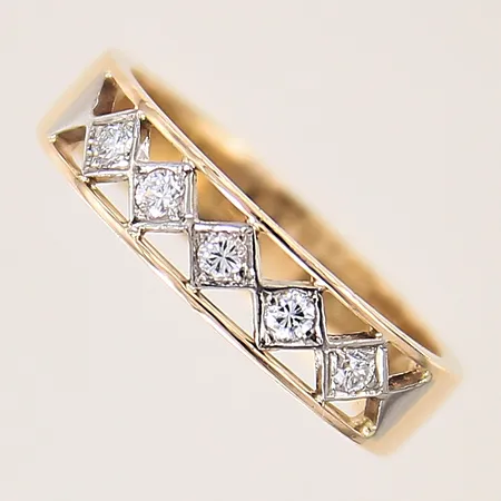 Ring med briljantslipade diamanter 0,15ctv enligt gravyr, kvalitet va TW-W(G-H)/VS-SI, stl 16½, bredd 4,5mm, Sven-Uno Nyströms G-Verkstad, år 1968, 18K  Vikt: 4,1 g