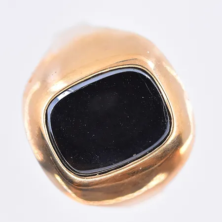 Ring med Onyxplatta, stl 21, bredd 4-18 mm, 18K. Vikt: 4,8 g