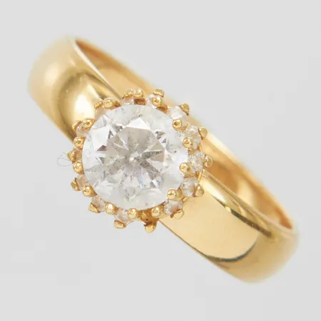Ring, vita stenar, Ø18, bredd:4,5-8mm, saknar en sten, 18K Vikt: 2 g