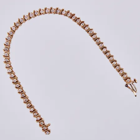Armband med 49 diamanter totalt ca 1ctv, längd: ca 17,5cm, bredd: ca 5mm, 14K Vikt: 15,4 g