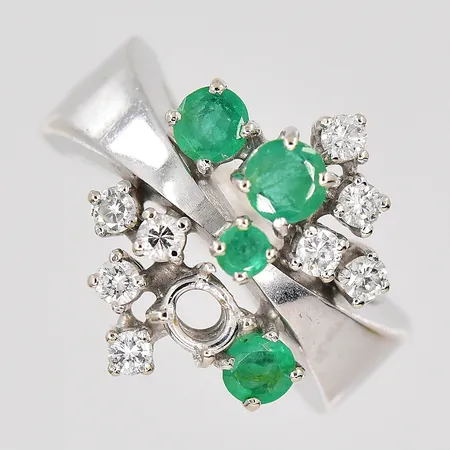 Ring vitguld, stl 16¾, bredd ovandel 17,6mm, defekt, grön sten saknas, vita stenar, 18K  Vikt: 6,6 g