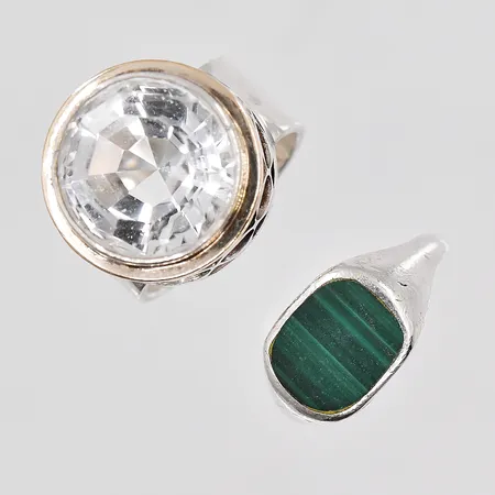 2 Ringar, stl 17½, vit sten Ø 14,5mm, ena bucklig skena, silver Vikt: 13,4 g