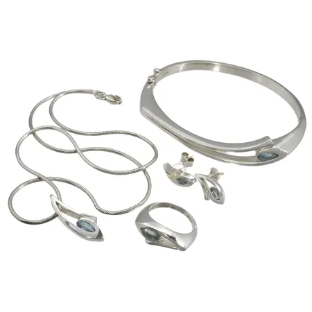 SET - komplett, 5 delar, silver 925/1000, tillverkare JAa, blå stenar, Halskedja Ormlänk med Hänge, längd 42 cm, hänge längd 25 mm, Armring öppningsbar, inre mått 18 cm, bredd 4,5-11,5 mm, Ring, Ø17,0 mm, bredd 2-9 mm, Örhängen mått 15x7,5 mm, originalploppar, samtliga stenar utan anmärkning, fint skick  Vikt: 43,8 g