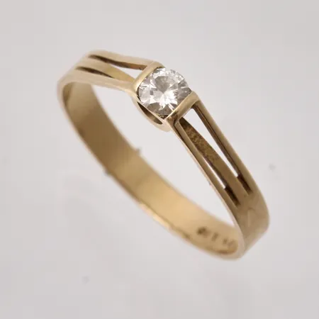 Ring i 18K guld, stl 18, bredd 3-3,6mm, 1st diamant, 0,16ct, tillverkad av Guldfynd, år 1985, vikt 1,97g.