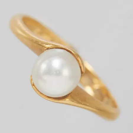 Ring, odlad saltvattenspärla, stl 16, bredd 2,5-7mm, gravyr, 18K Vikt: 2,9 g