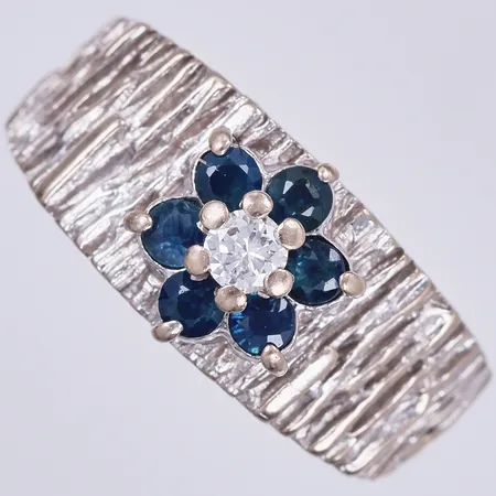 Ring med diamant ca 1x0,10ct samt med mörkblåa stenar, stl: 16¼, bredd: ca 2-8mm, 14K Vikt: 6,9 g