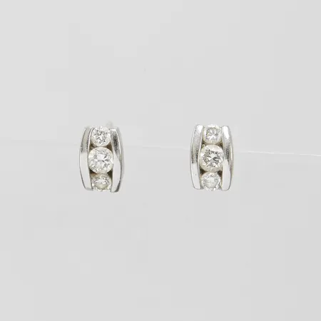 Örhängen med diamanter 2 x ca.0,05ct samt 4 x ca.0,02ct, 6x4mm, vitguld, 18K Vikt: 1,4 g