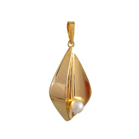 Hänge, 18K guld, odlad Pärla Ø 4 mm, blåvitrosa ton, Guldvaruaktiebolaget G. Dahlgren & Co Ab, svensk kontrollstämpel, längd inkl. ögla 33 mm, bredd 14 mm, fint skick Vikt: 1,5 g
