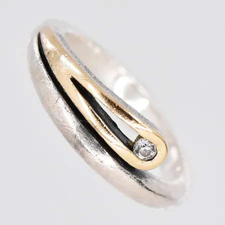 Ring med vit sten, stl 17½, silver 925/1000 Vikt: 4,8 g