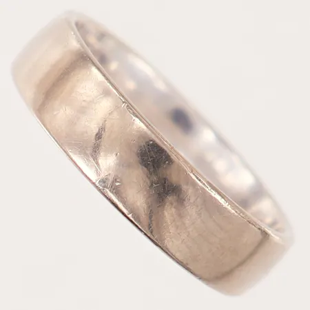 Ring, slät, stl: 17¼, bredd 5mm, gravyr, vitguld 18K.  Vikt: 5,8 g