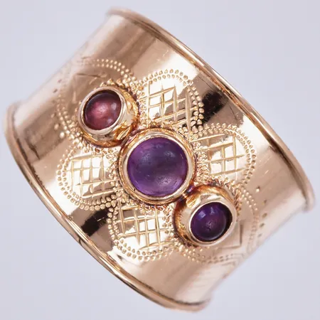 Ring med lila stenar, stl: 16¾, bredd: ca 5-14mm, graverad, 18K Vikt: 2,5 g