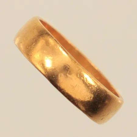 Ring, stl 19½, bredd 6mm, gravyr, 23K  Vikt: 9,4 g